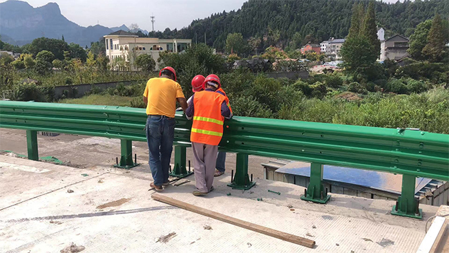 贵阳高速公路护栏板的维护确保道路安全的关键环节